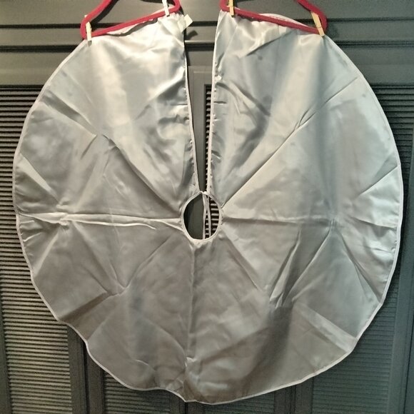 New Silver Beaded/Sequined Snowflake Tree Skirt - Picture 10 of 12